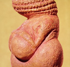 Figurine féminine connue sous le nom de Vénus de Willendorf, vue latérale du torse, culture gravettienne, période paléolithique supérieure, vers 30000-18000 av. J.-C. (calcaire oolithique coloré à l